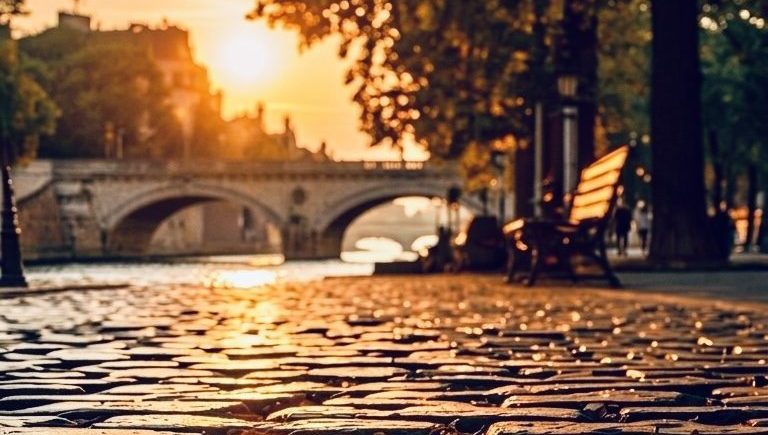 Tramonto lungo il fiume alberato