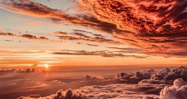 Tramonto su un cielo nuvoloso con caldi colori