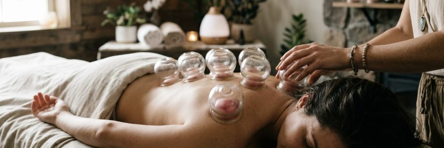 Trattamento di cupping therapy sulla schiena