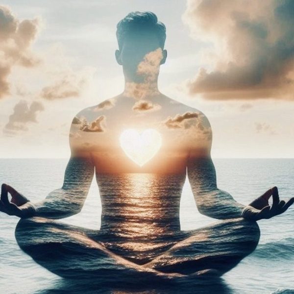 Persona in posizione del loto che medita davanti al mare con una luce radiosa sul petto, simbolo di equilibrio interiore.