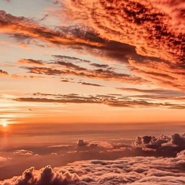 Tramonto su un cielo nuvoloso con caldi colori