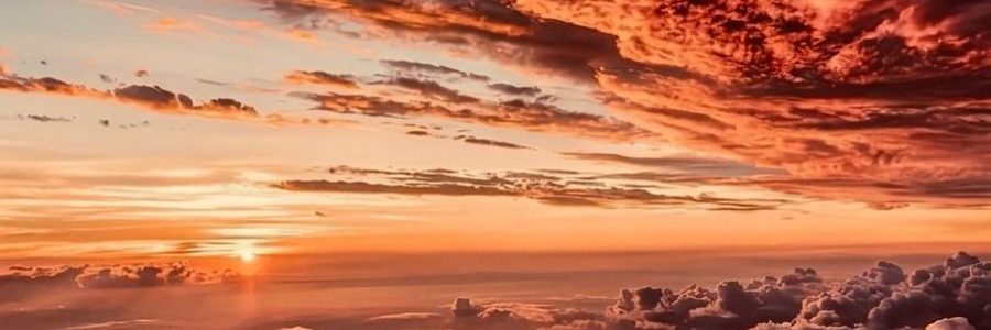 Tramonto su un cielo nuvoloso con caldi colori